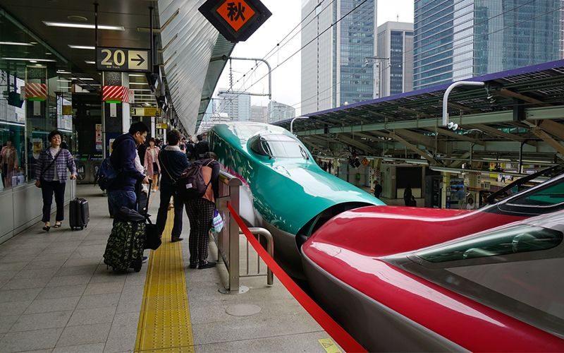 Two shinkansens meet at station