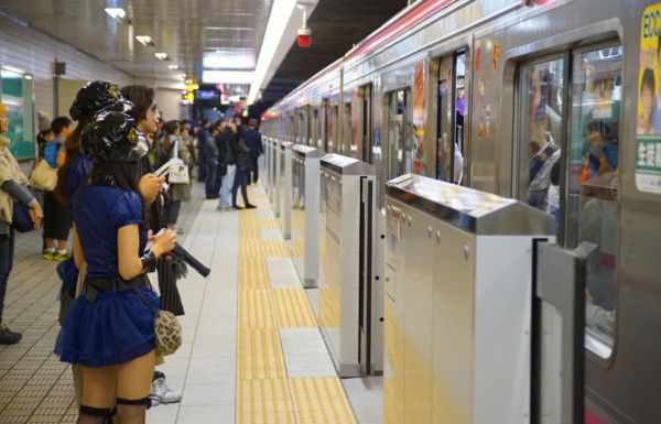 Celebrando Halloween en la Estación de Osaka, Japón