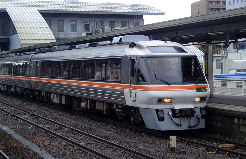 El Hida Limited Express va desde Nagoya a Takayama